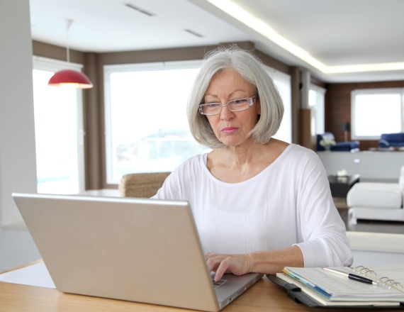 אישה מבוגרת מול המחשב