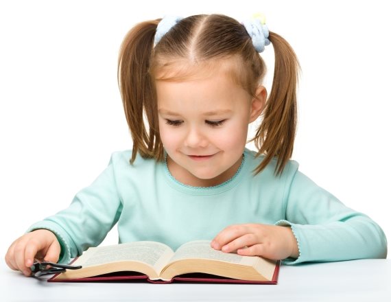 ילדה קוראת ספר