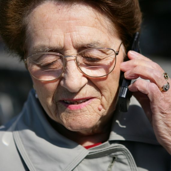 קשישה מדברת בטלפון