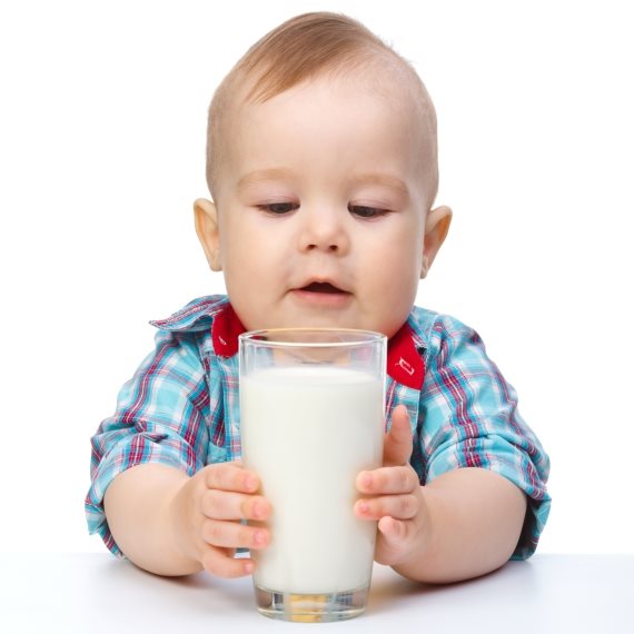 תינוק שותה חלב