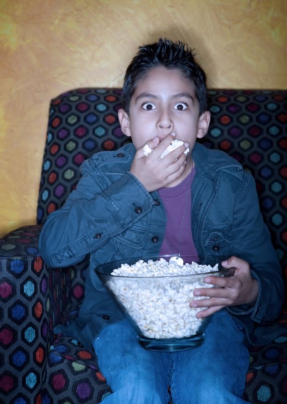 ילד אוכל ורואה טלוויזיה