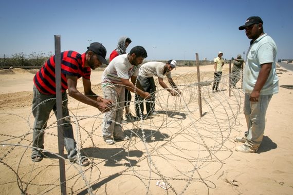 עובדים פלסטינים בגבול