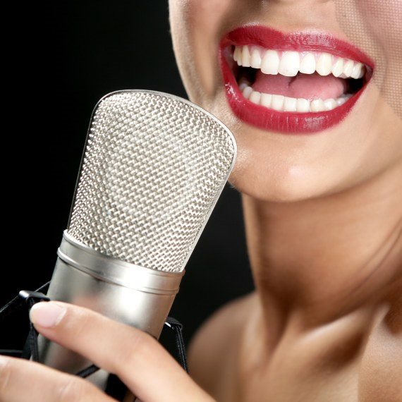אשה זמרת