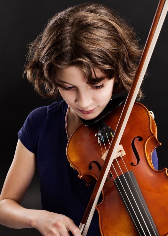 ילד מנגן בכינור