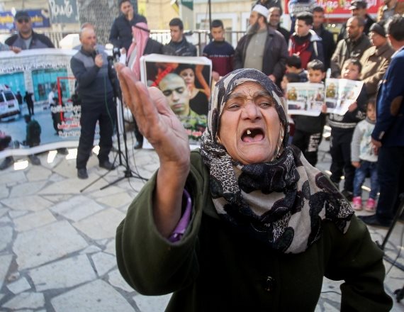 פלסטינים מפגינים