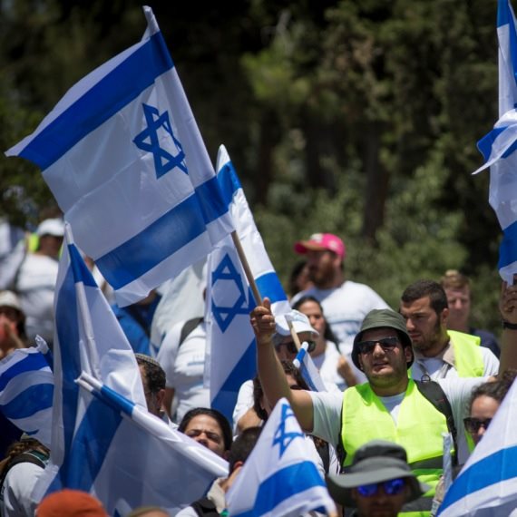 אנשים עם דגל ישראל (למצולמים אין קשר לכתבה)