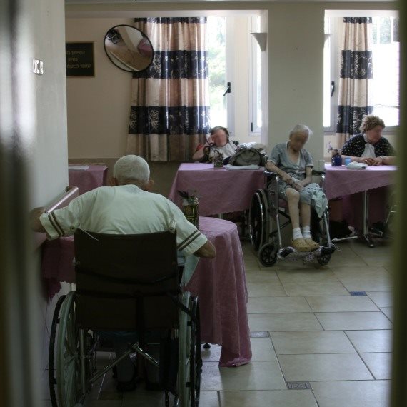 קשישים בבית אבות - אילוסטרציה