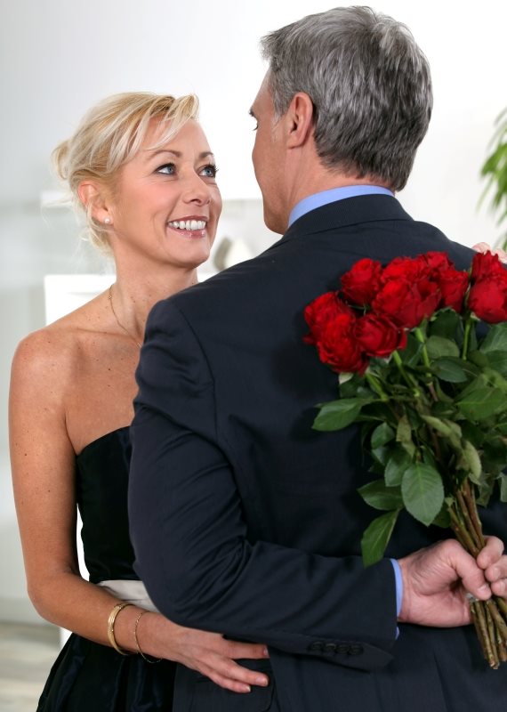 גבר נותן פרחים לאישה