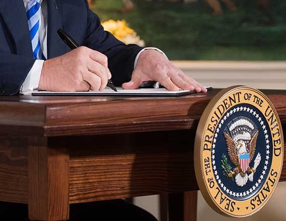 טראמפ חתימה על ביטול הסכם הגרעין