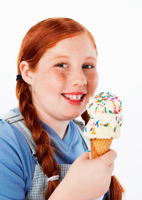 ילדה אוכלת גלידה