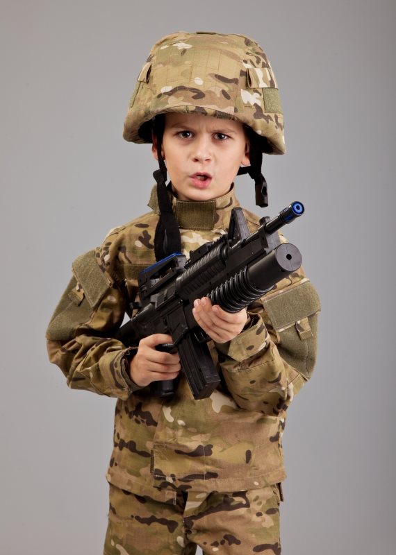 ילד במדי צבא