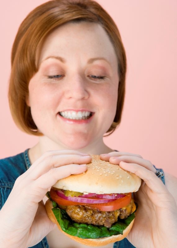 אישה אוכלת המבורגר