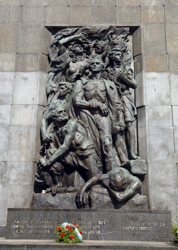 אנדרטה ליד שרידי גטו ורשה