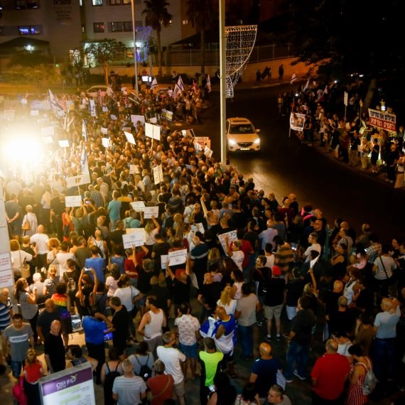 הפגנה מול בית היועמ"ש