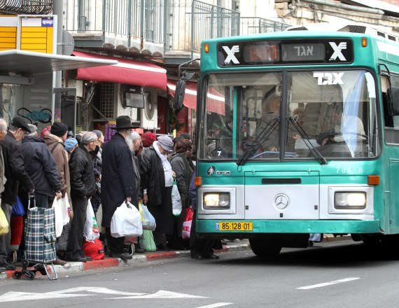 אוטובוס מעלה נוסעים - למצולמים אין קשר לכתבה