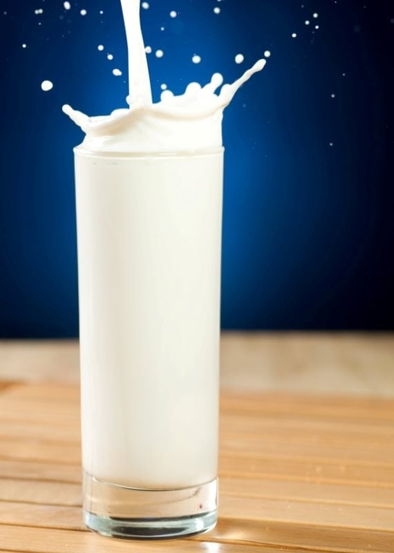 האם עדיף לתת לילדים חלב דל שומן?