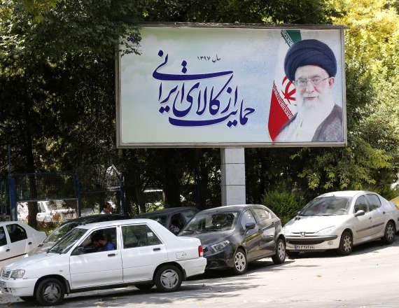 כרזת תמיכה בחמינאי ברחובות איראן