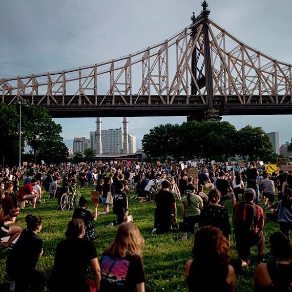 ניו יורק, אתמול: הפגנה מתחת לגשר קווינס