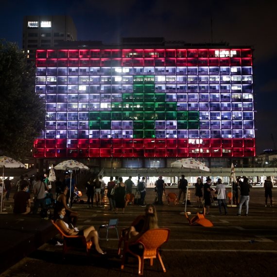 דגל לבנון מואר על בניין עיריית תל אביב