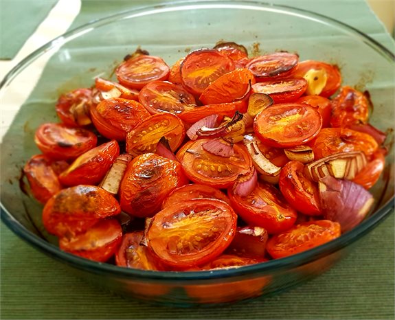 מתכון לשבת: עגבניות שרי ושום בתנור