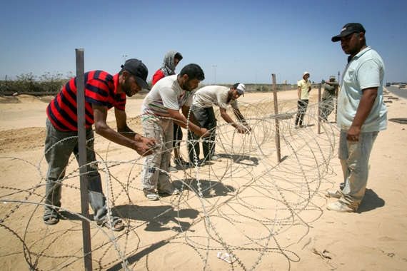עובדים פלסטינים בגבול (למצולמים אין קשר לנאמר)