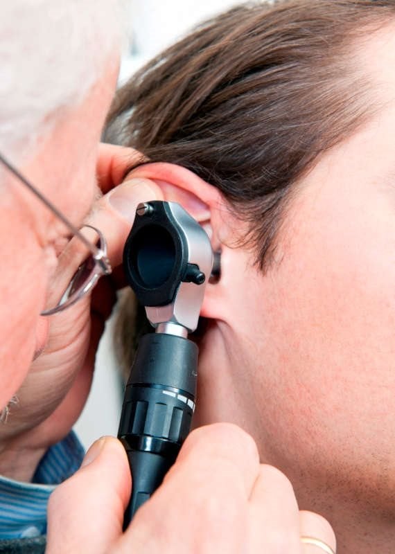 איך פותרים טינטונים באוזניים?