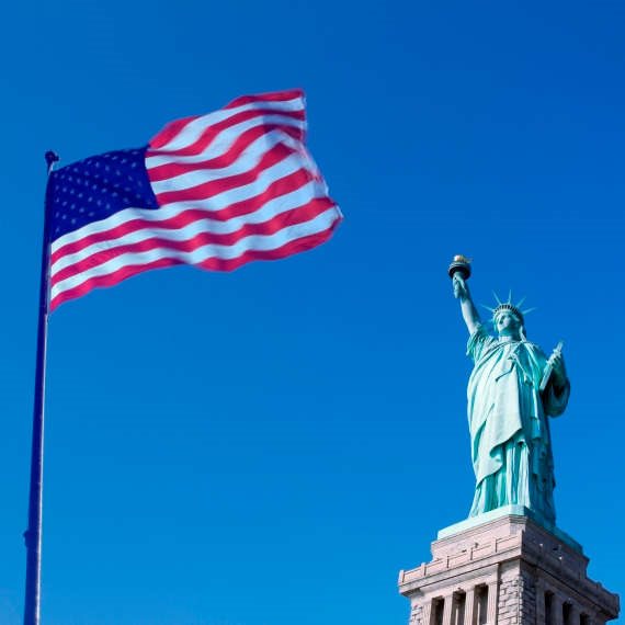 דגל ארצות הברית לצד פסל החירות