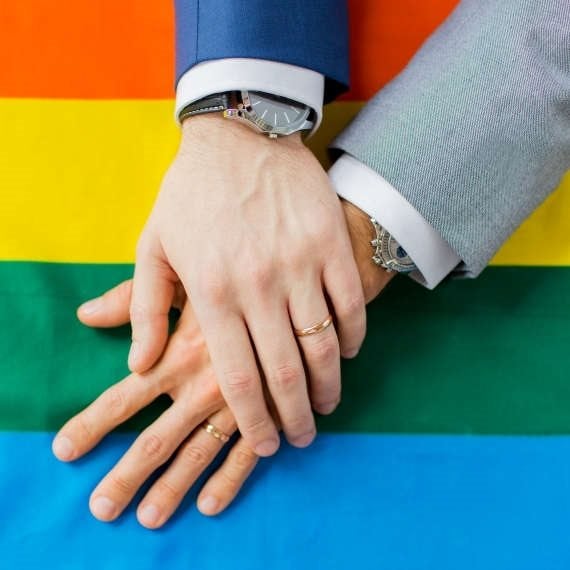 &quot;העמדה המקצועית של משרד הרווחה אינה שוללת מזוגות חד מיניים לאמץ&quot;