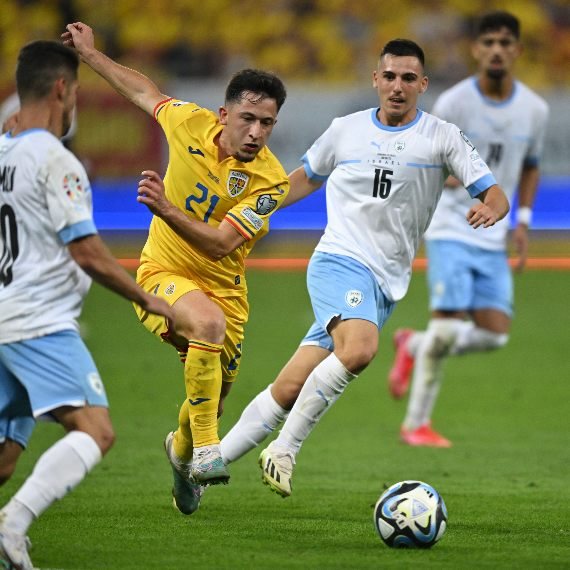 אוסקר גלוך במהלך המשחק מול רומניה