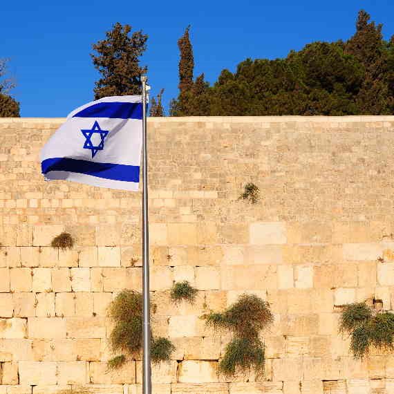 דגל ישראל על רקע הכותל (אילוסטרציה)