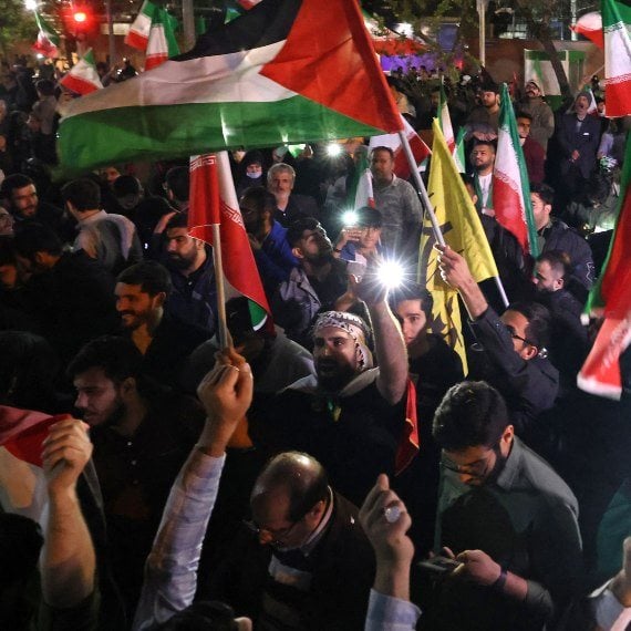 הפגנה מול השגרירות הבריטית באיראן