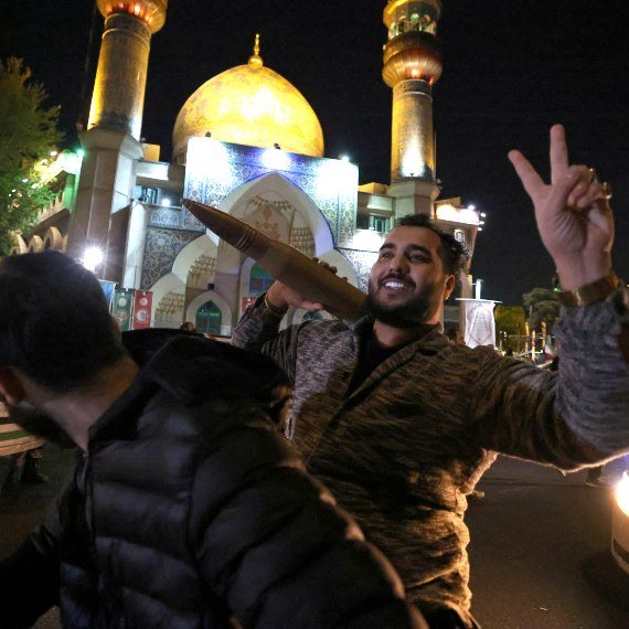 איראנים חוגגים בכיכר פלסטין בטהרן