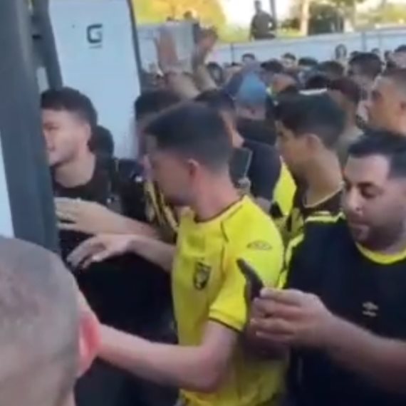 האוהדים בכניסה לשערים