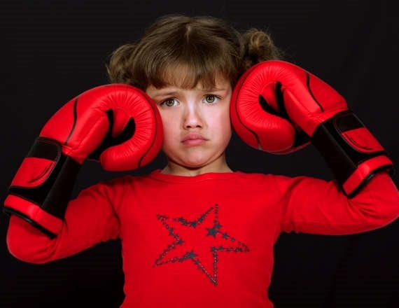 ילדה עם כפפות אגרוף