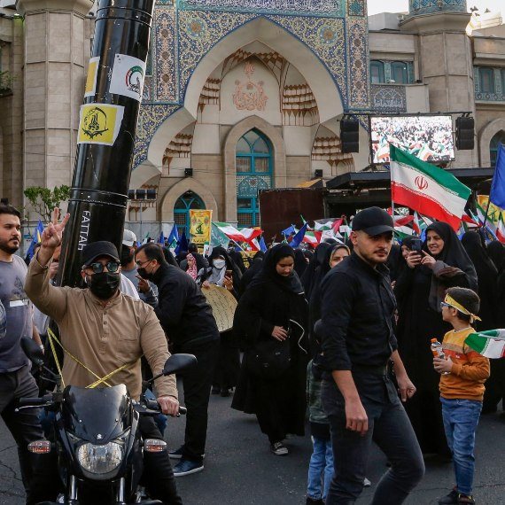 איראנים חוגגים בכיכר פלסטין בטהרן