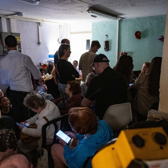 אנשים במקלט