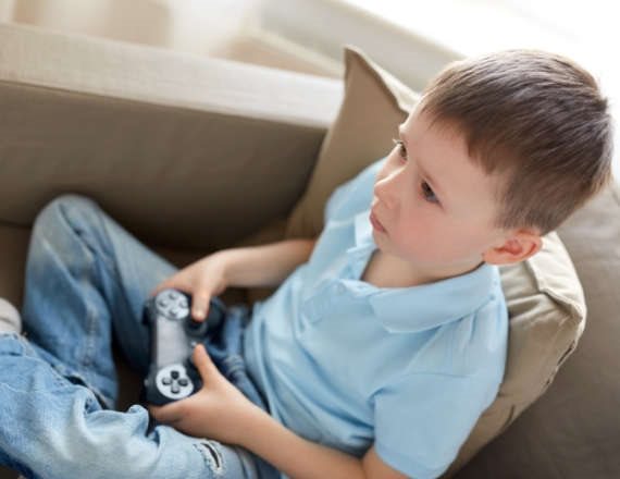 ילד משחק בפלסטיישן - אילוסטרציה