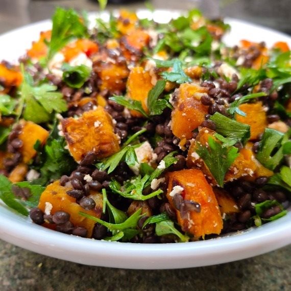 סלט בטטה וגזר עם עדשים שחורות