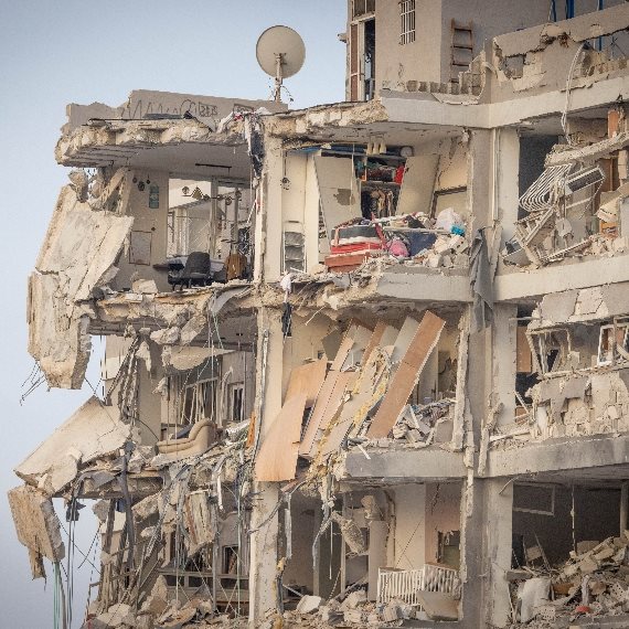 בניין הרוס בבת ים במהלך מבצע 'עם כלביא'