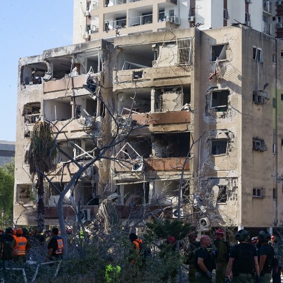 פגיעה בבניין בחולון במהלך מבצע 'עם כלביא'