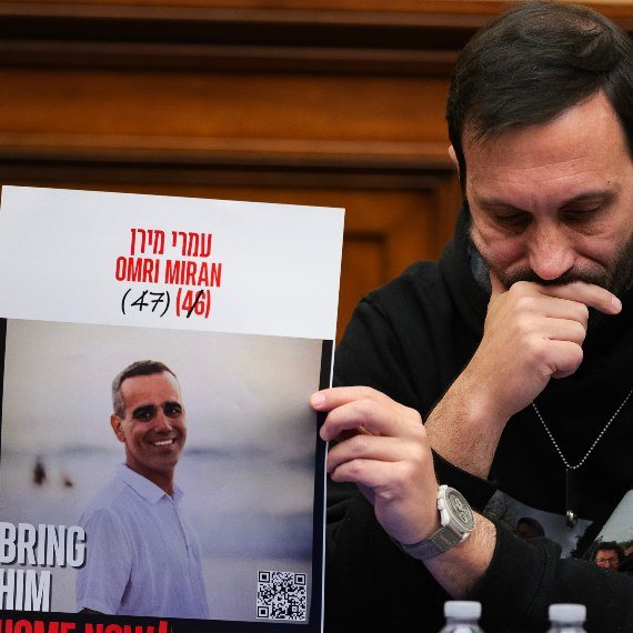 דניאל ליפשיץ עם הפוסטר של עמרי מירן החטוף