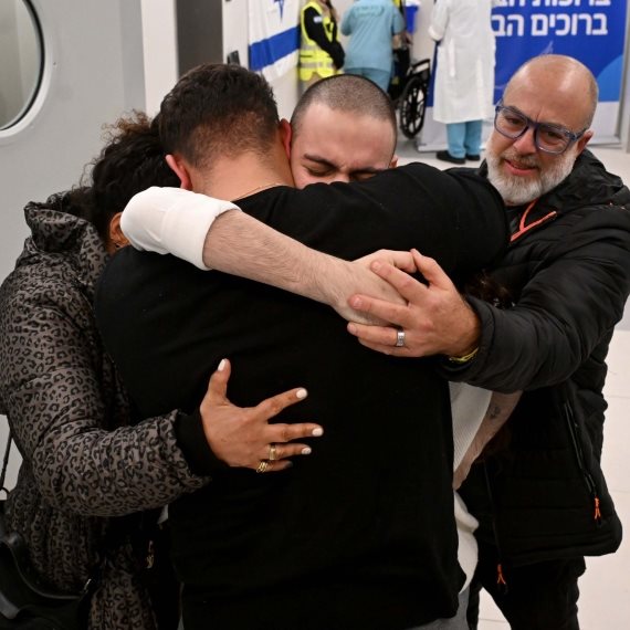 עומר ונקרט במפגש עם בני משפחתו