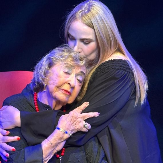 מתוך ההצגה 'משהו טוב'