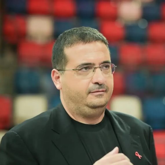 עופר ינאי הבעלים של הפועל ת&quot;א כדורסל