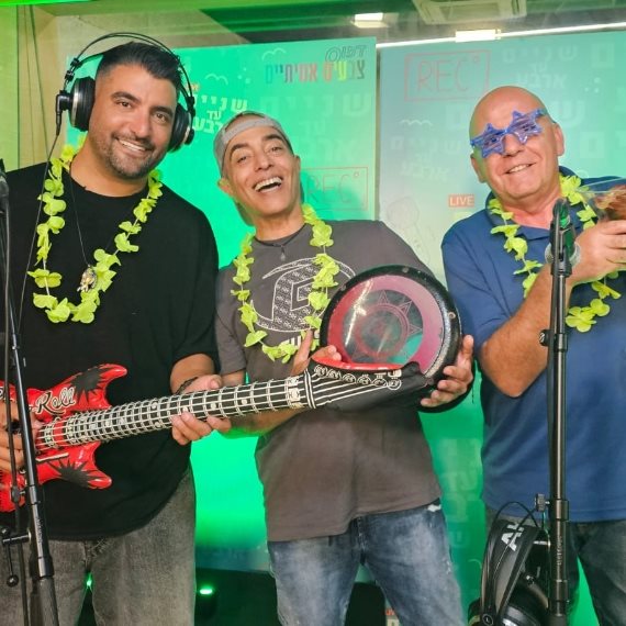 משה פרץ באולפן עם החברים