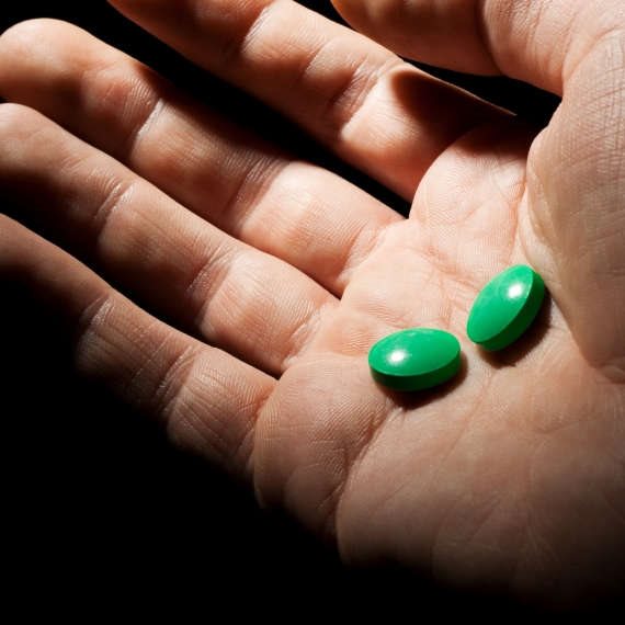 גבר לוקח כדורים - אילוסטרציה