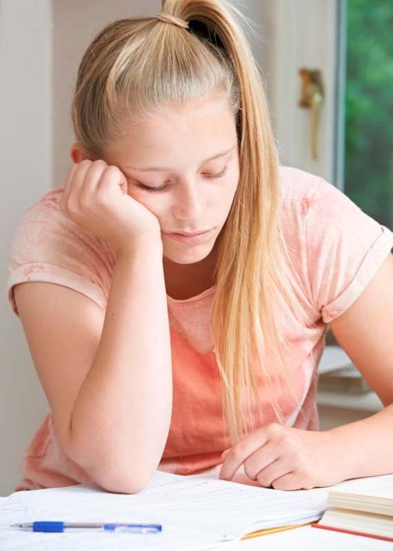 ילדה בלימודים