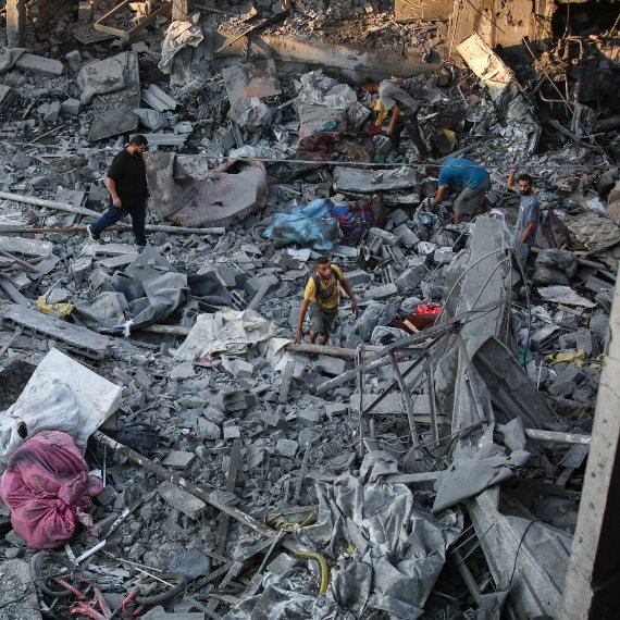 עזתים בהריסות בניין מגורים