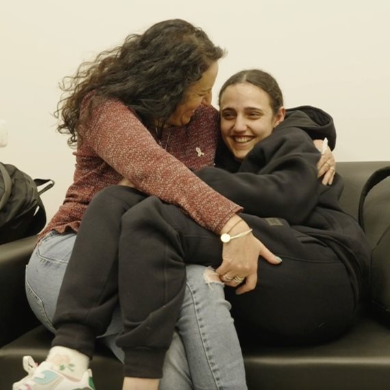 רומי גונן ואמה ברגע הגעתה לישראל