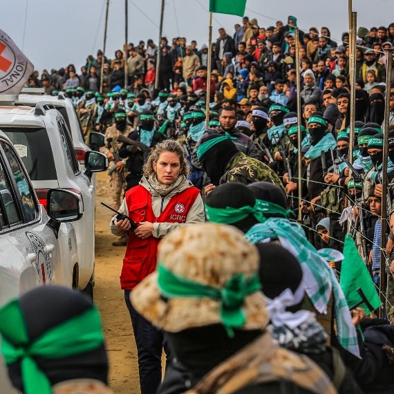 אנשי חמאס בעת שחרור חטופים בעסקה השנייה